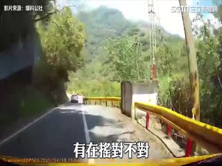 Валун чуть не расплющил автомобиль во время землетрясения в заповеднике на Тайване