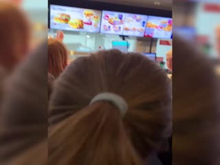 Ожесточенные бои за бесплатные бургеры в KFC Москвы попали на видео