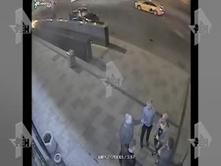 Избиение мужчины у ресторана в Москве