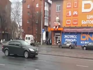 В Кемерово грузчики магазина перегородили путь скорой помощи