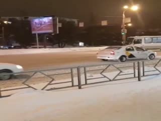 Бросок под колёса автобуса 