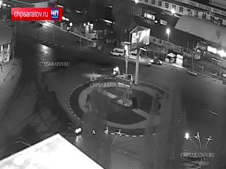 Камеры видеонаблюдения запечатлели гибель байкера и пассажирки в Саратове