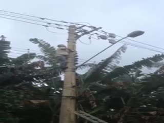 Рабочий в южной Америке убился током