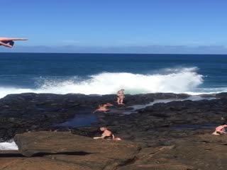 Мощная волна смыла двух любительниц селфи на Гавайах
