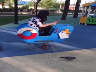 Семечки и яжемать на детской площадке