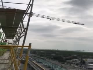 Мексиканский руфер упал с крана в попытке сделать эффектный снимок