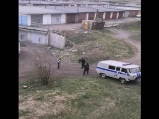 Неадекват с ножом против российских полицейских с пистолетом