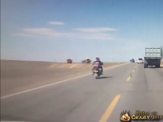 Мотоциклист таранит автобус (18+)