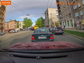 Манипулятор КамАЗ снес крышу такси.