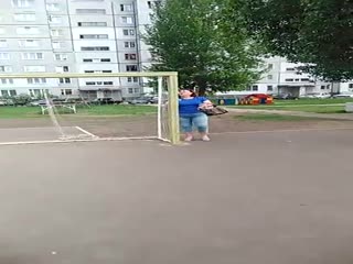 В Тольятти женщина испортила детям футбольные ворота