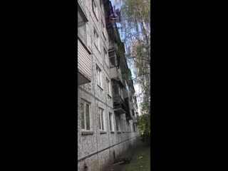 В Красноярске мужик упал  с третьего этажа