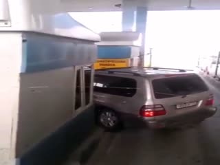 Объехал шлагбаум