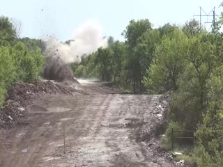 Подрыв грунта выглядит как монстр из фильма «Дрожь земли».