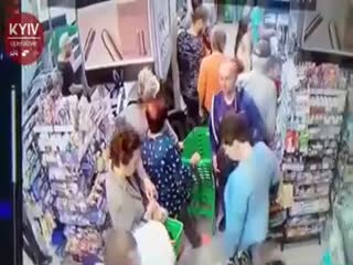 В супермаркете Киева пьяный мужчина попытался свернуть шею девятилетнему ребенку