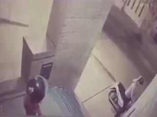 11-летняя девочка храбро смогла дать отпор грабителю