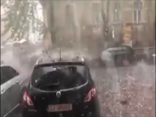 В Румынии прошел мощный ливень с градом