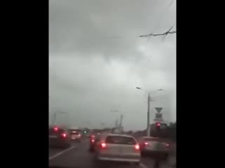В Минске ураганный ветер сорвал крышу с дома и швырнул ее на дорогу