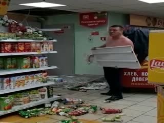 «Я плачу за все!»: В Челнах полуголый мужчина с криками разгромил магазин