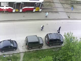 В Новосибирске мужчину вынесли из трамвая, положили на асфальт и уехали