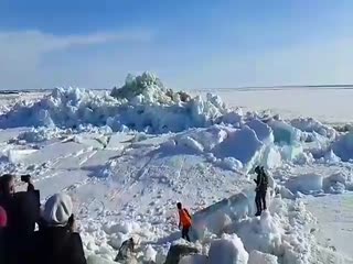 Жители Дудинки делятся впечатляющими кадрами ледохода на Енисее