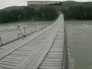 Мужчина спас девушку, которая пыталась спрыгнуть с моста в бурлящую реку