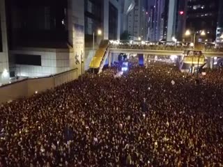 Протестующие в Гонконге пропускают скорую помощь
