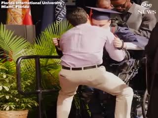 Парализованный студент получает диплом в университете Флориды