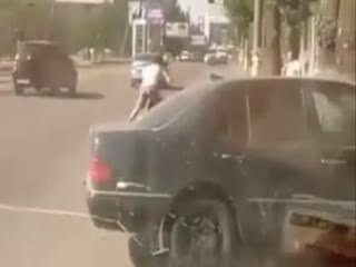 На Украине агрессивного участника драки сбил автомобиль