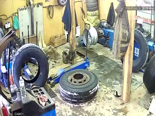 Взрыв колеса в автомастерской