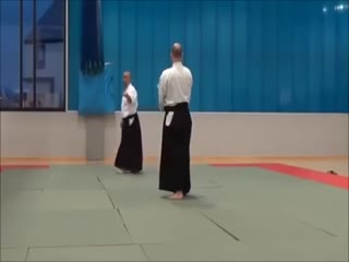 Мастер айкидо демонстрирует технику защиты от нападения с мечом