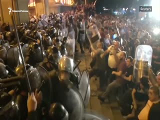Жесткая драка с полицией на протесте в Тбилиси