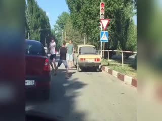 В Крыму пешеход наказал водителя, который едва не сбил его на перекрёстке