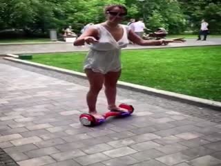 Ленка Беркова катается на гироскутере