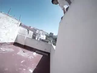Марокканский фрираннер проломил крышу дома во время экстремального забега