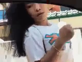 Девушка в Таиланде предлагает купить у неё зубную щетку и туалетную бумагу