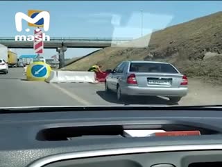 Мужик объехал пробку, отодвинув дорожные барьеры