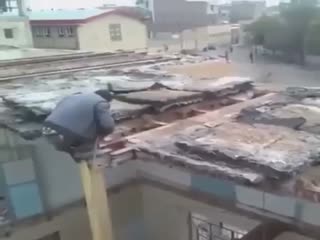 Самый безопасный демонтаж крыши в мире