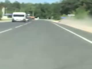 Водителя грузовика обокрали и протащили по асфальту