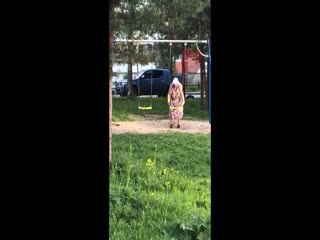 Бабушка обтерла качели во дворе фекалиями, чтобы дети не шумели