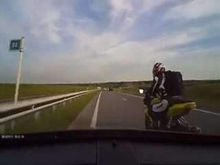 Мотоциклист решил резко затормозить перед автомобилем
