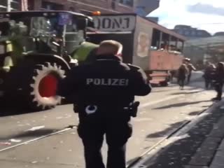 Немецкий полицейский не смог удержаться от танца