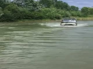 Неудачная попытка переехать реку на УАЗике