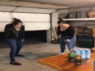 Пьяные девки пытаются открыть пивные банки об голову