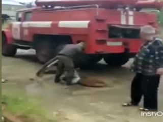 Пожарный провалился в люк
