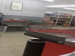 Ходит по магазину без трусов
