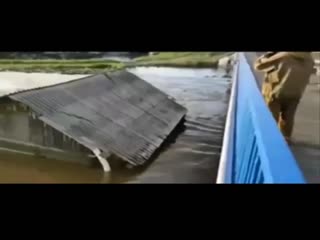 В Иркутской области где наводнение, старенькие дома плавают по воде и их разносит об мосты
