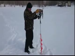 С таким буром лунку не сделаешь