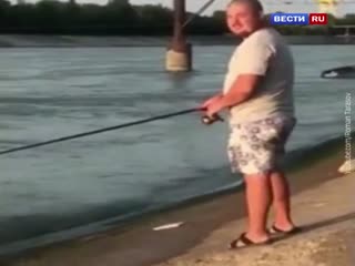 Очевидцы сняли на видео, как ВАЗ-2107 тонет в реке Кубань