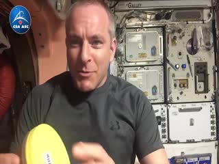 Космонавт показал, что происходит с мёдом в невесомости