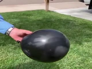 Надувные шарики под увеличительным стеклом